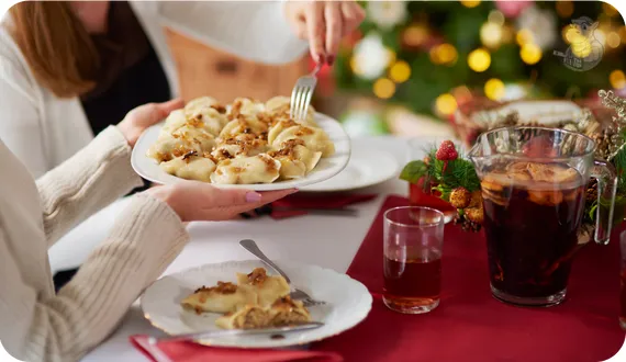 kompot wigilijny na stole podczas świątecznej kolacji 